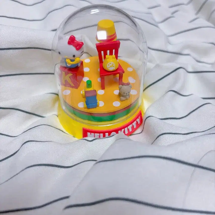 [BUNJANG] Sanrio Hello Kitty Re-Ment Terrarium Figure / 산리오 테라리움 리멘트피규어 키티 헬로키티