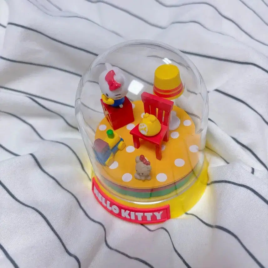 [BUNJANG] Sanrio Hello Kitty Re-Ment Terrarium Figure / 산리오 테라리움 리멘트피규어 키티 헬로키티
