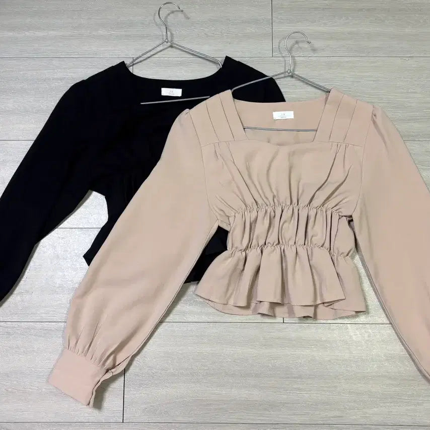 [BUNJANG] IU Shirring Square Neck Blouse / iu 블랙/베이지 셔링 스퀘어넥 블라우스 2개