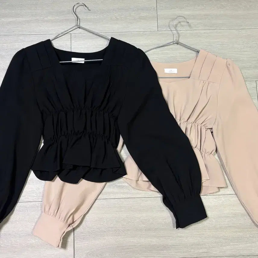 [BUNJANG] IU Shirring Square Neck Blouse / iu 블랙/베이지 셔링 스퀘어넥 블라우스 2개