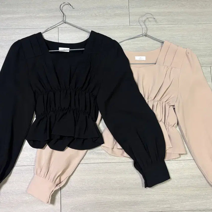 [BUNJANG] IU Shirring Square Neck Blouse / iu 블랙/베이지 셔링 스퀘어넥 블라우스 2개