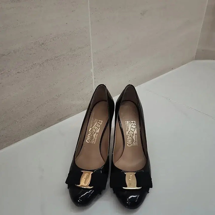 [BUNJANG] Ferragamo Basic Black Heel Pumps / ferragamo 페레가모 기본블랙 힐 페라가모 구두