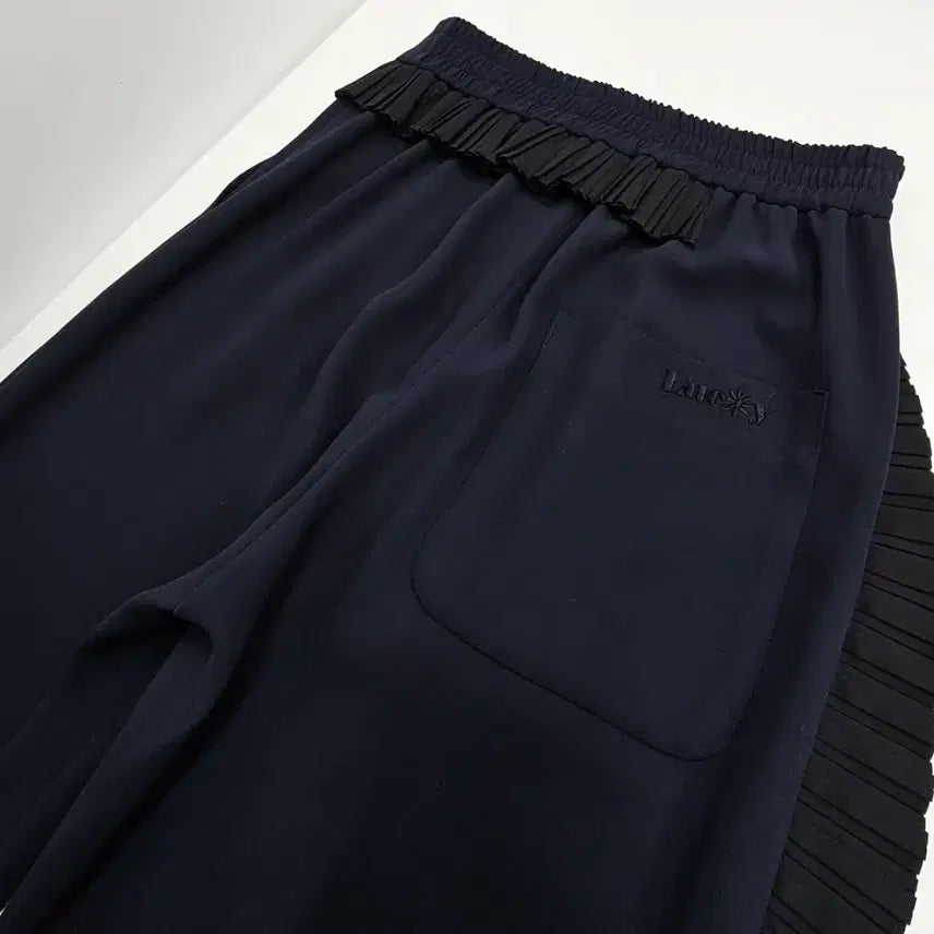 [BUNJANG] Lucky Chouette Embellished Navy Jogger Pants / 럭키슈에뜨팬츠 장식 배기핏 조거 팬츠