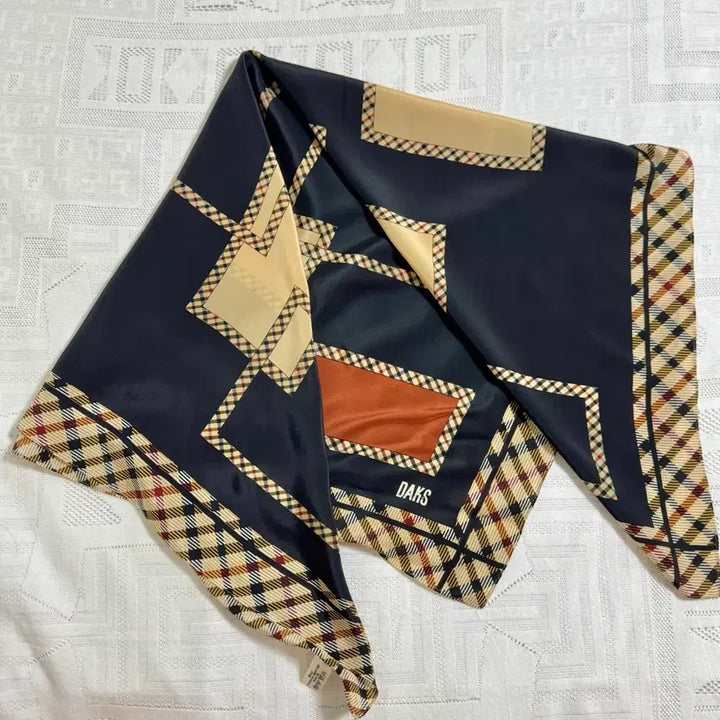 [BUNJANG] Daks Silk Scarf / 닥스 사각 실크 블랙/브라운 스카프