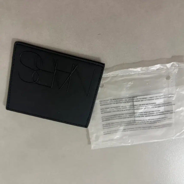 [SOLD OUT] [미개봉새제품] 나스 정품 블랙 카드 케이스