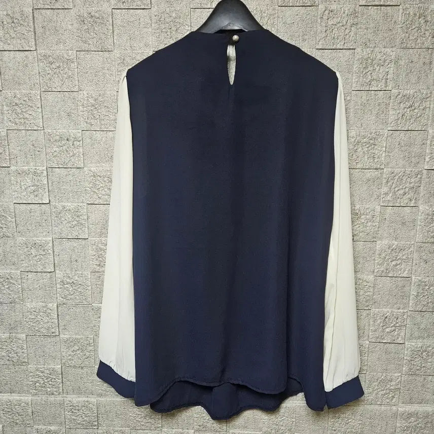 [BUNJANG] MIN Pearl Embellished Navy Blouse / 딱이다 MIN 진주 장식 네이비 배색 블라우스