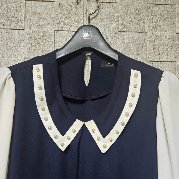 [BUNJANG] MIN Pearl Embellished Navy Blouse / 딱이다 MIN 진주 장식 네이비 배색 블라우스