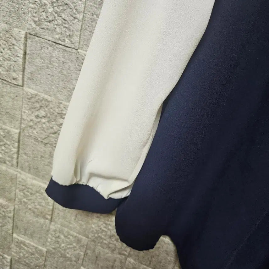 [BUNJANG] MIN Pearl Embellished Navy Blouse / 딱이다 MIN 진주 장식 네이비 배색 블라우스