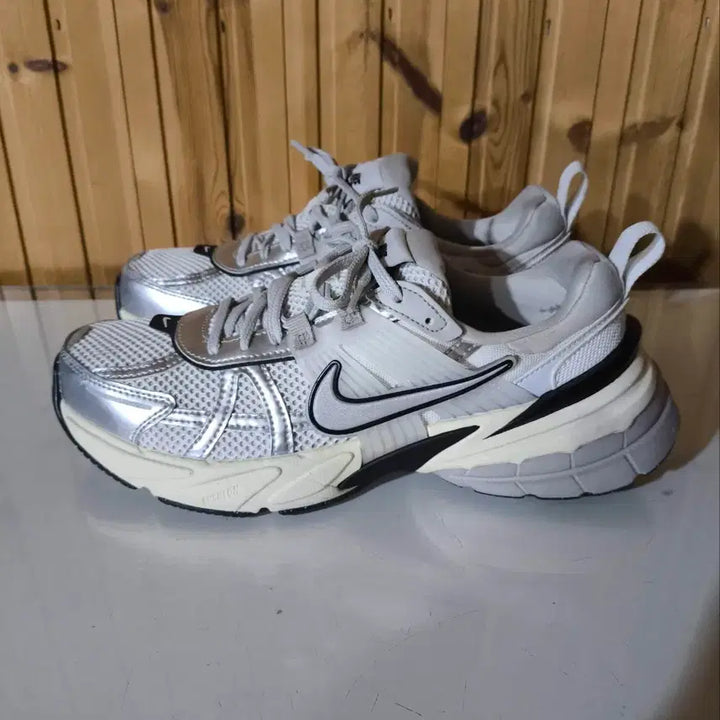 [SOLD OUT] 250mm 나이키 V2K 런 서밋 화이트 운동화