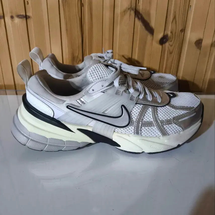 [SOLD OUT] 250mm 나이키 V2K 런 서밋 화이트 운동화