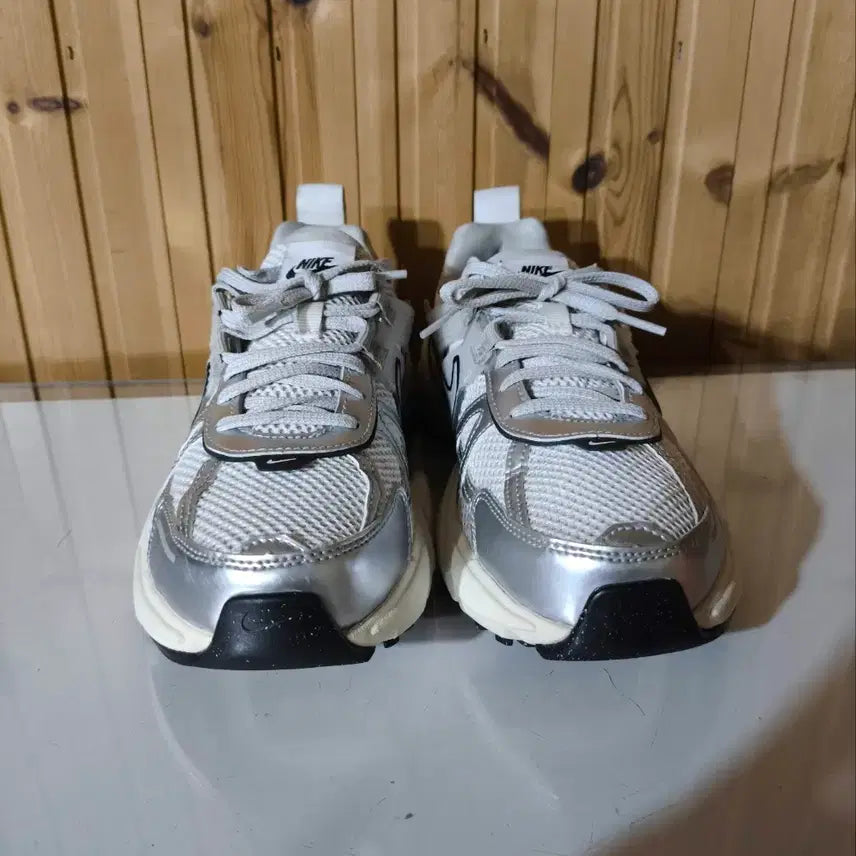 [SOLD OUT] 250mm 나이키 V2K 런 서밋 화이트 운동화