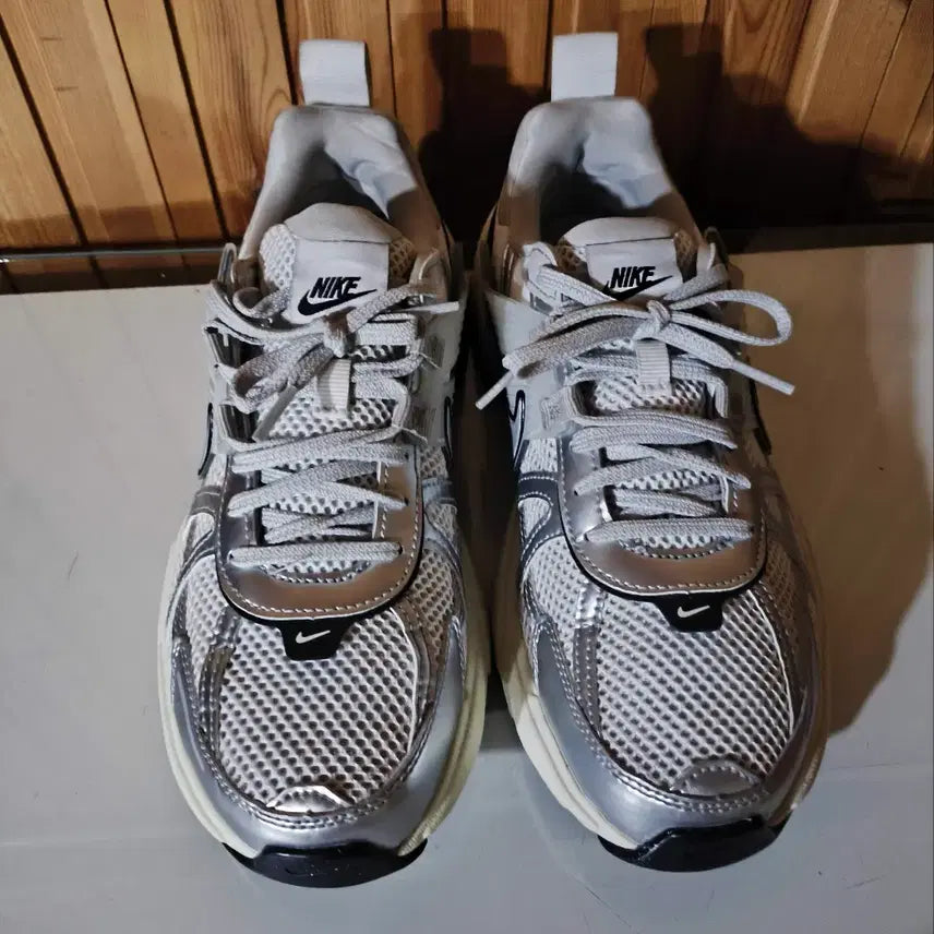 [SOLD OUT] 250mm 나이키 V2K 런 서밋 화이트 운동화