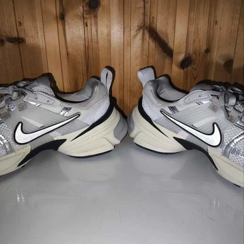 [SOLD OUT] 250mm 나이키 V2K 런 서밋 화이트 운동화