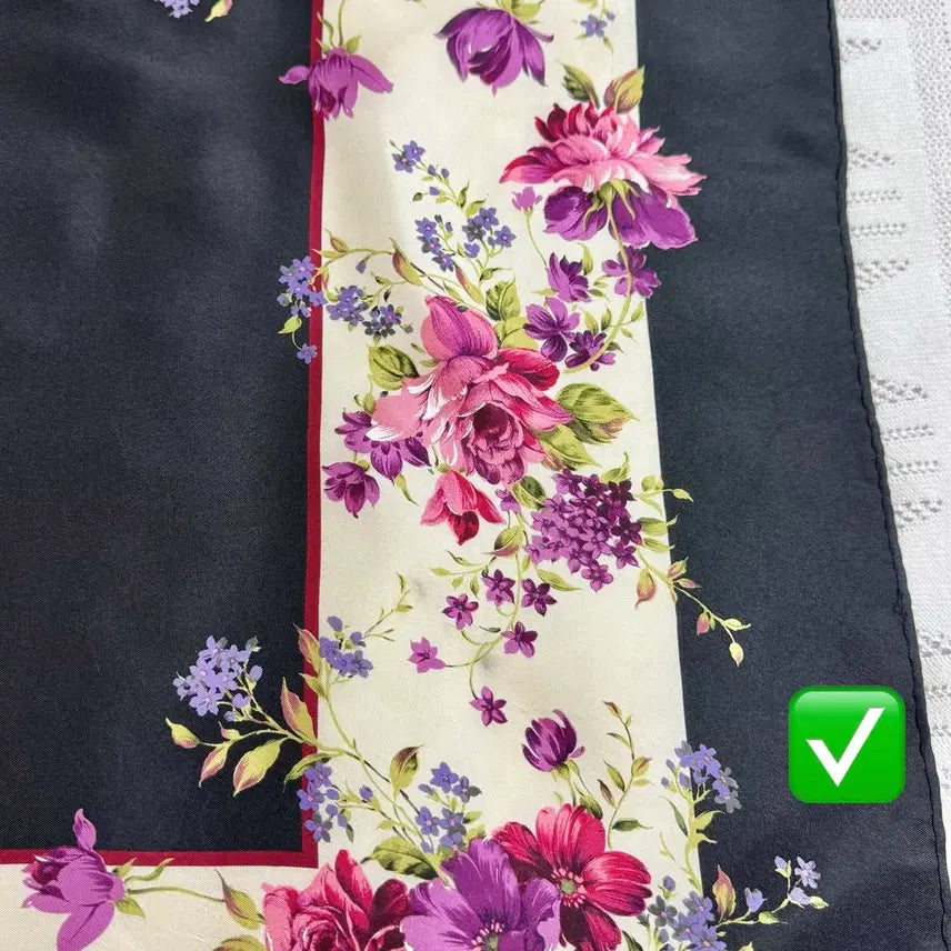 [SOLD OUT] YSL 입생로랑 사각 실크 블랙 플라워 스카프
