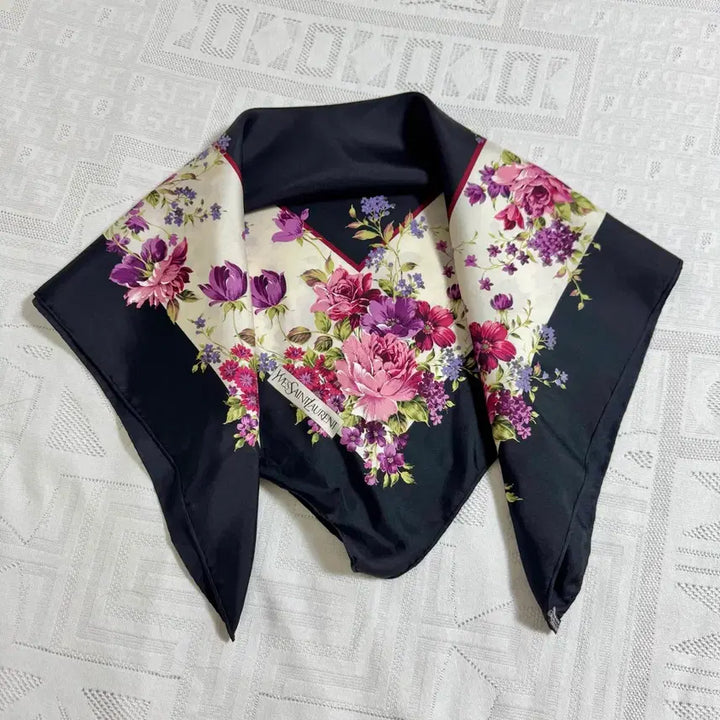 [SOLD OUT] YSL 입생로랑 사각 실크 블랙 플라워 스카프