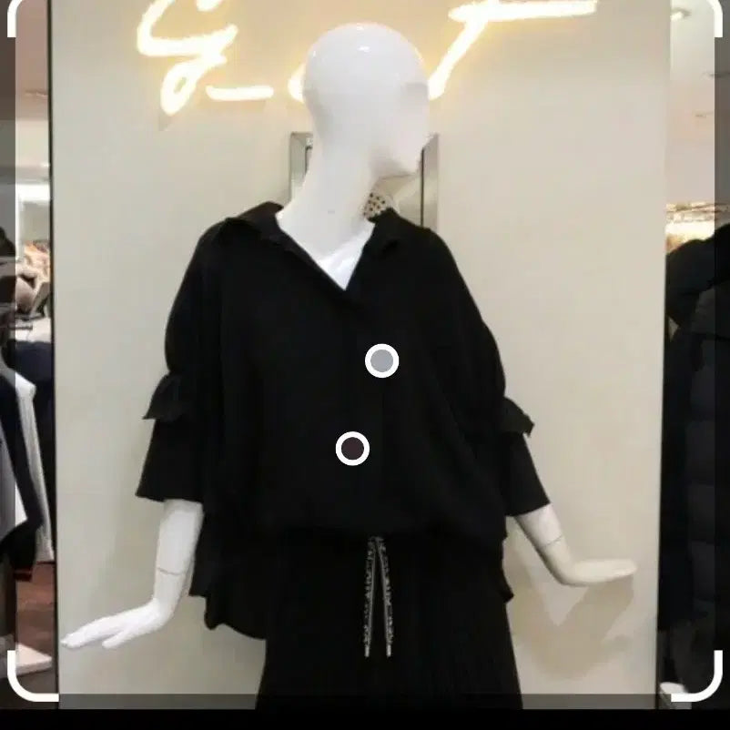 [SOLD OUT] 지컷 루즈핏 블랙 프릴 소매 셔츠 free
