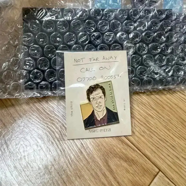 [BUNJANG] Louis Wain Benedict Cumberbatch Movie Goods Bundle / 루이스웨인 포스터 시그니처 스티커 베네딕트컴버배치 영화 뱃지 패키지 굿즈