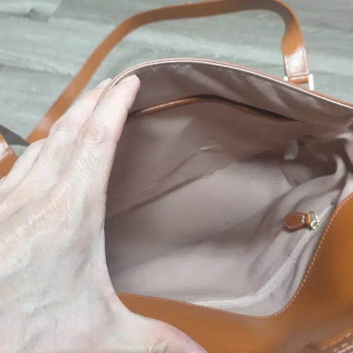 [SOLD OUT] 루에브르 가죽숄더백