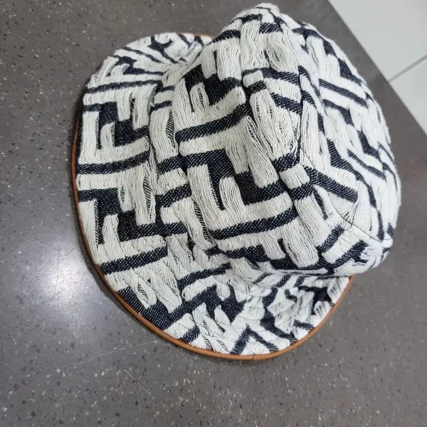 [SOLD OUT] 정품!!펜디 버킷햇 남녀착용가능해요.F