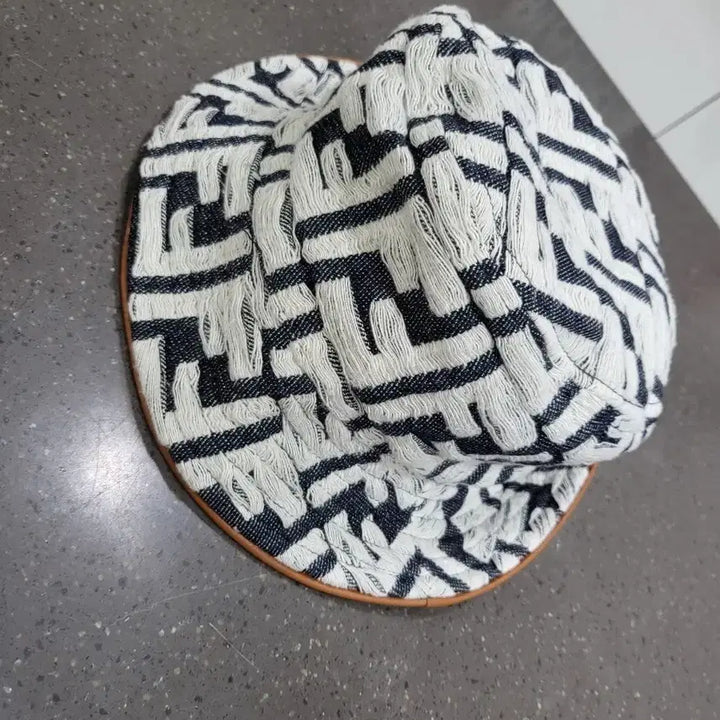 [SOLD OUT] 정품!!펜디 버킷햇 남녀착용가능해요.F