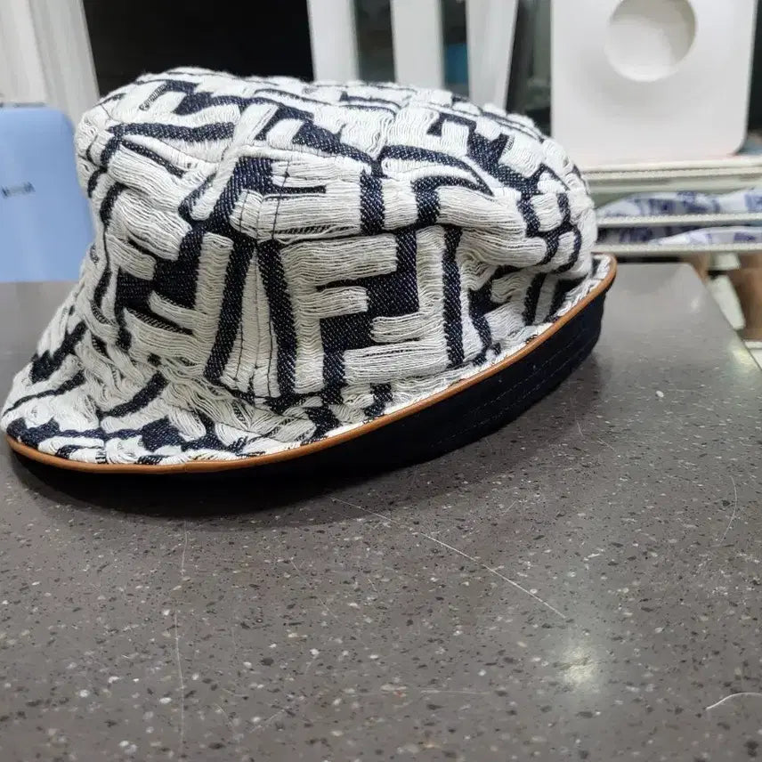 [SOLD OUT] 정품!!펜디 버킷햇 남녀착용가능해요.F