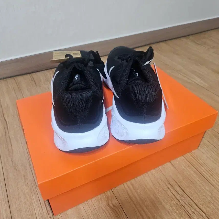 [SOLD OUT] 나이키 레볼루션 7 블랙 화이트 신발 운동화 스니커즈  265