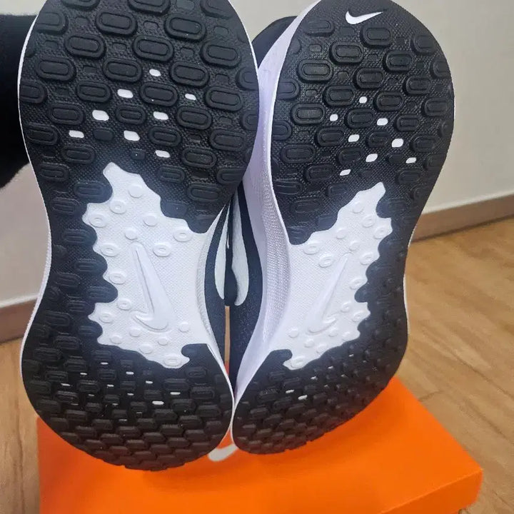 [SOLD OUT] 나이키 레볼루션 7 블랙 화이트 신발 운동화 스니커즈  265