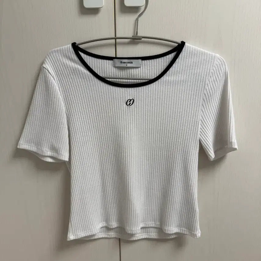 [BUNJANG] 8 Seconds White Neckline Accent Short Sleeve T-shirt / 8 seconds 에잇세컨즈 화이트 넥라인 배색 반팔티