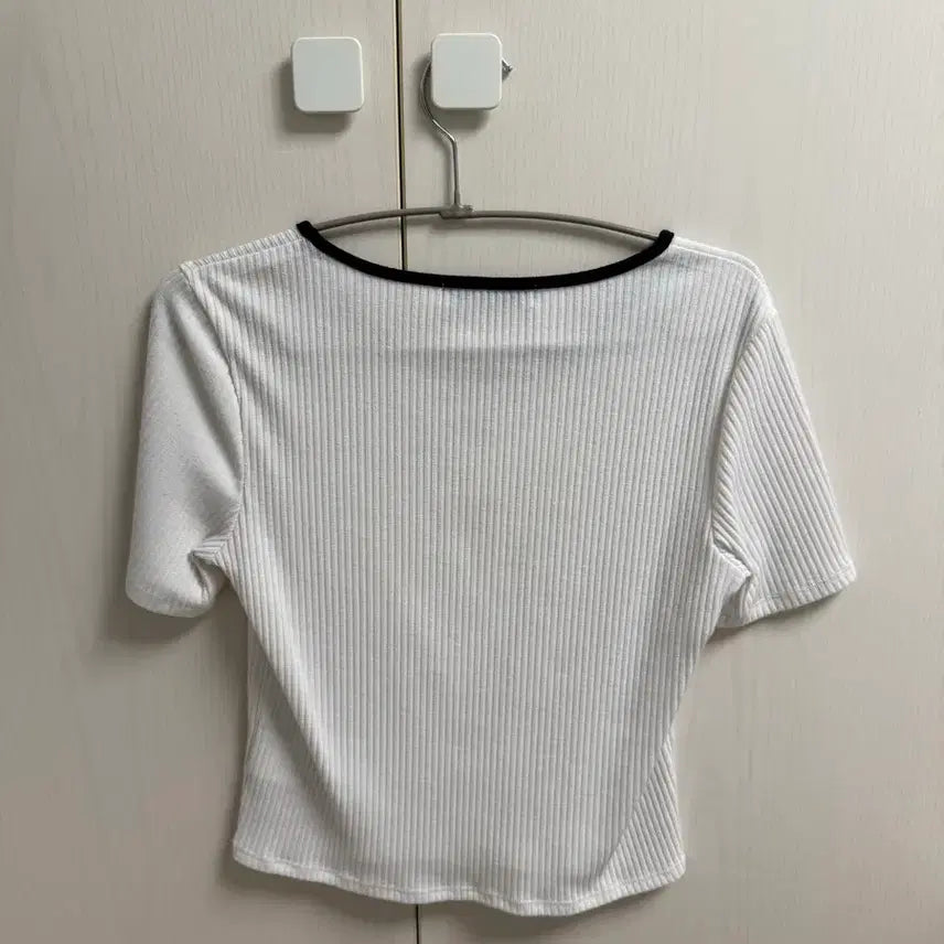 [BUNJANG] 8 Seconds White Neckline Accent Short Sleeve T-shirt / 8 seconds 에잇세컨즈 화이트 넥라인 배색 반팔티