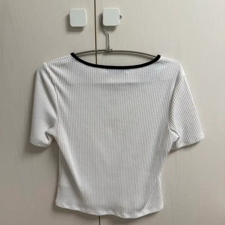 [BUNJANG] 8 Seconds White Neckline Accent Short Sleeve T-shirt / 8 seconds 에잇세컨즈 화이트 넥라인 배색 반팔티