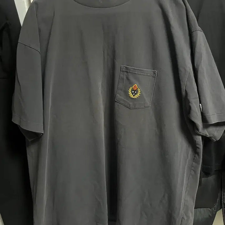 [SOLD OUT] 헤리티지플로스 포켓 반팔 챠콜 xl
