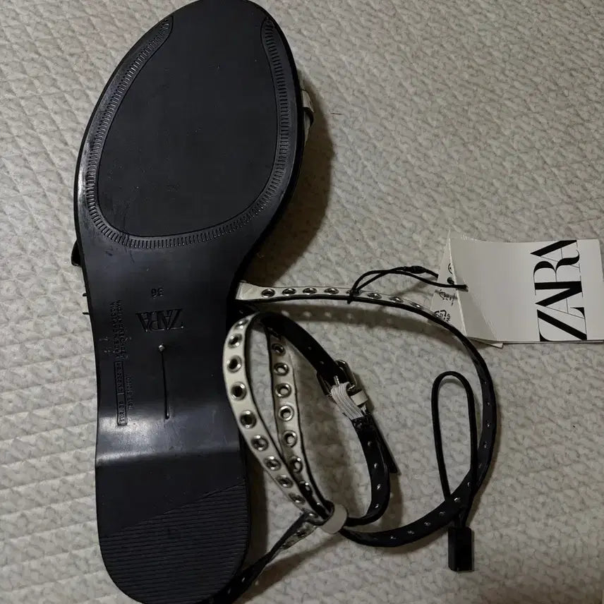 [BUNJANG] Zara Studded Flat Summer Sandals / 새상품 [235] [eu36] zara 자라 스터드 플랫 여름 샌들