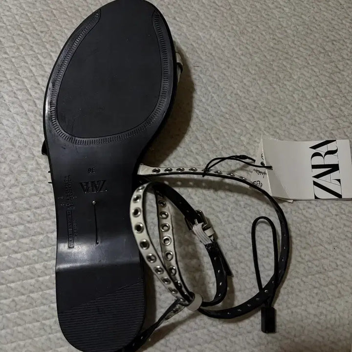 [BUNJANG] Zara Studded Flat Summer Sandals / 새상품 [235] [eu36] zara 자라 스터드 플랫 여름 샌들