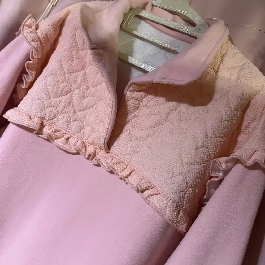 [BUNJANG] Pink Heart Quilted Sweatshirt / 사랑스러운 하트 맨투맨 핑크 하트퀄팅