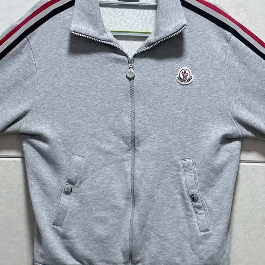 [SOLD OUT] 급처) 정품 몽클레어 삼선 스트라이프 트레이닝 자켓