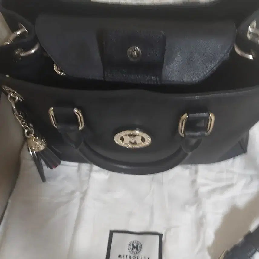 [BUNJANG] Metrocity Black Square Tote Shoulder Bag / 메트로시티 블랙 사각 토트백 숄더백 태슬참