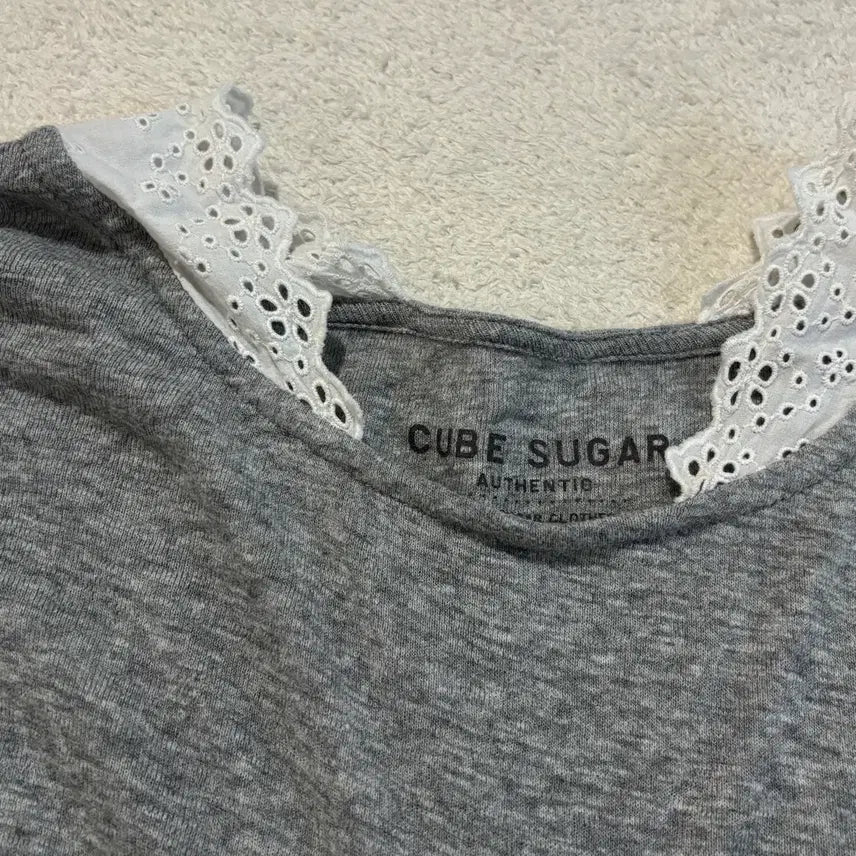 [SOLD OUT] 일본빈티지 cube sugar 그레이 레이스 이너 탑