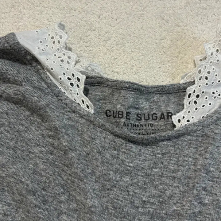 [SOLD OUT] 일본빈티지 cube sugar 그레이 레이스 이너 탑
