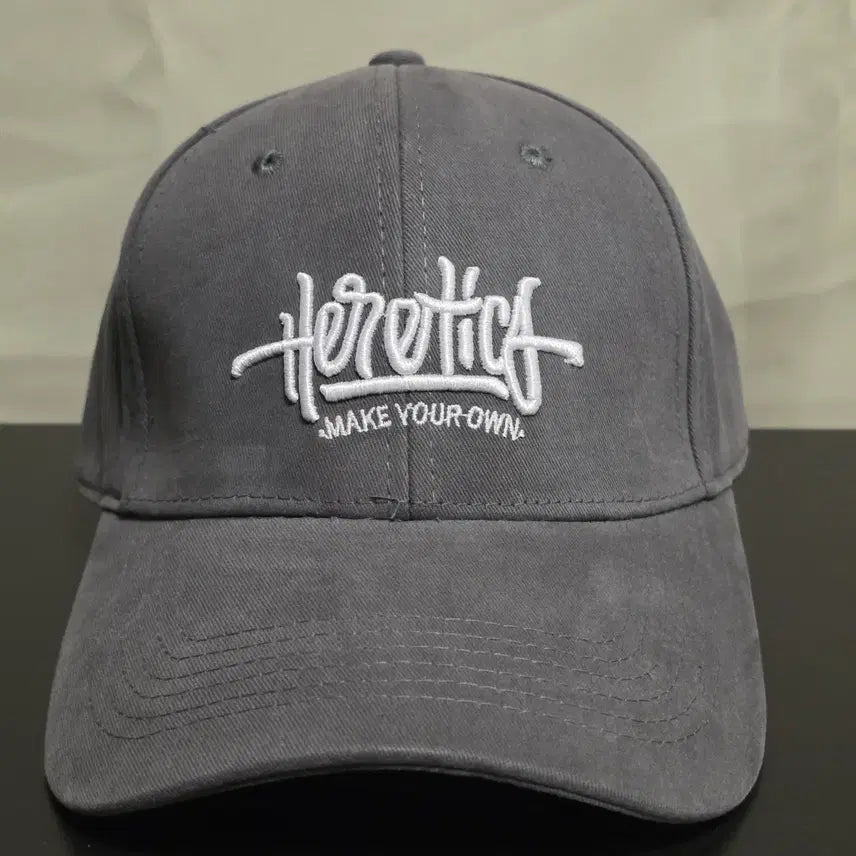 [BUNJANG] Unisex Graffiti Embroidered Logo Baseball Cap / 남녀공용 그래피티 자수 로고 볼캡