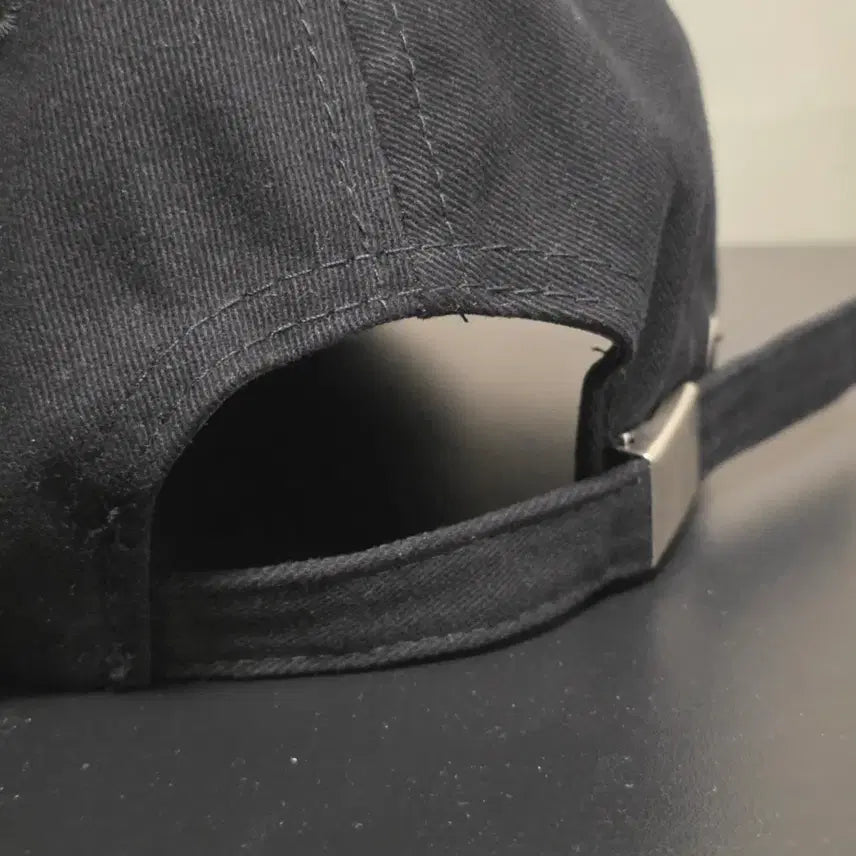 [BUNJANG] Unisex Graffiti Embroidered Logo Baseball Cap / 남녀공용 그래피티 자수 로고 볼캡