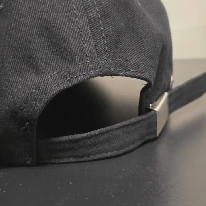 [BUNJANG] Unisex Graffiti Embroidered Logo Baseball Cap / 남녀공용 그래피티 자수 로고 볼캡