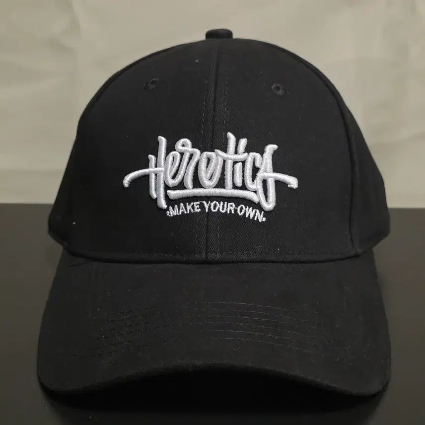 [BUNJANG] Unisex Graffiti Embroidered Logo Baseball Cap / 남녀공용 그래피티 자수 로고 볼캡