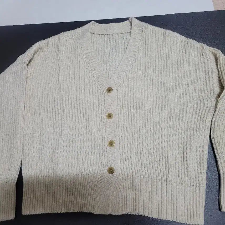 [BUNJANG] Ivory Knit Cardigan / 아이보리 니트 가디건