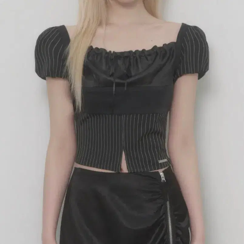 [SOLD OUT] 에트오소메 스트라이프 레이스업 퍼프 탑 블라우스 카키포인트 일리오 페오플