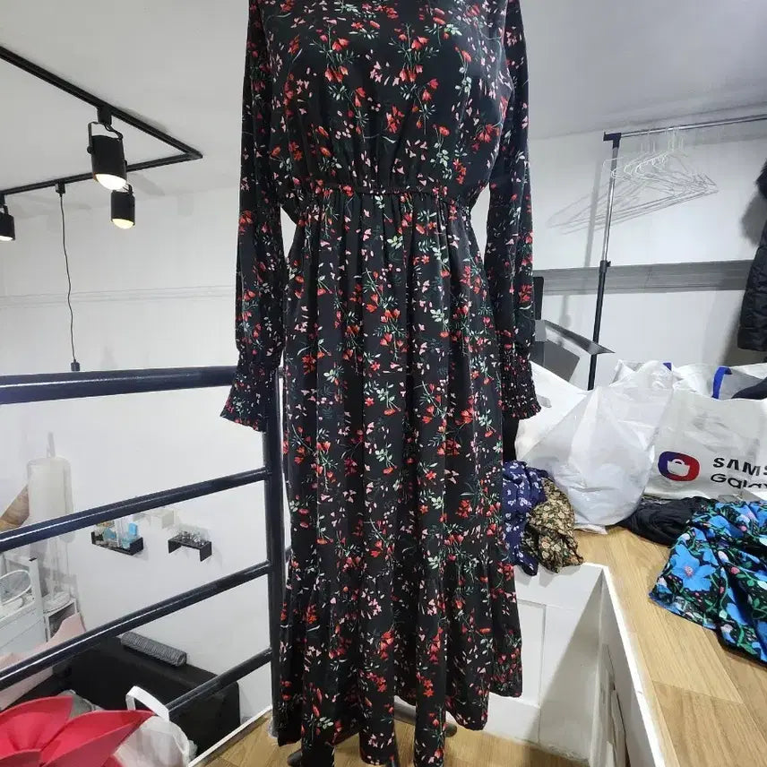 [BUNJANG] High Neck Floral Long Dress / 하이넥 플라워 롱 원피스 블랙 꽃무늬