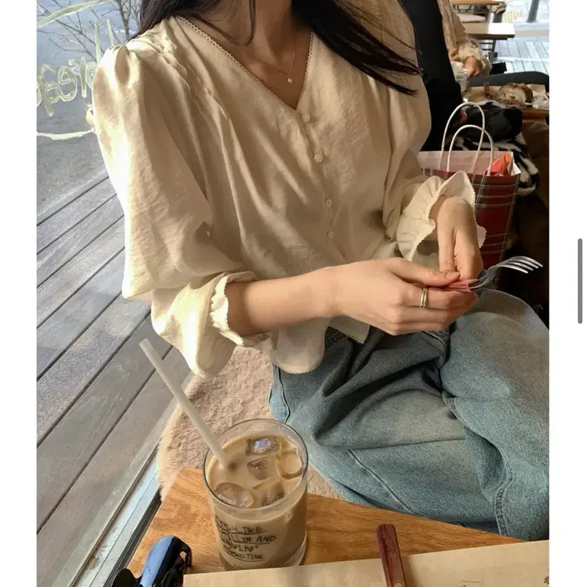 [SOLD OUT] 모너프 포잉 레이스 블라우스