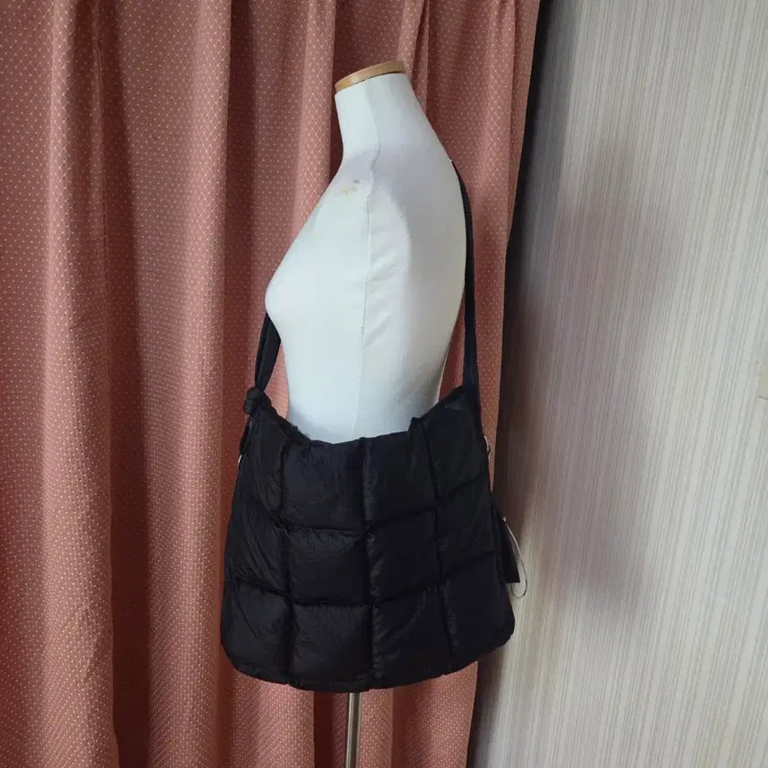 [BUNJANG] Musinsa EZEE Black Puffer Messenger Crossbody Bag / 무신사 이지지 블랙검정 빅푸퍼패딩 메신저클로스크로스백