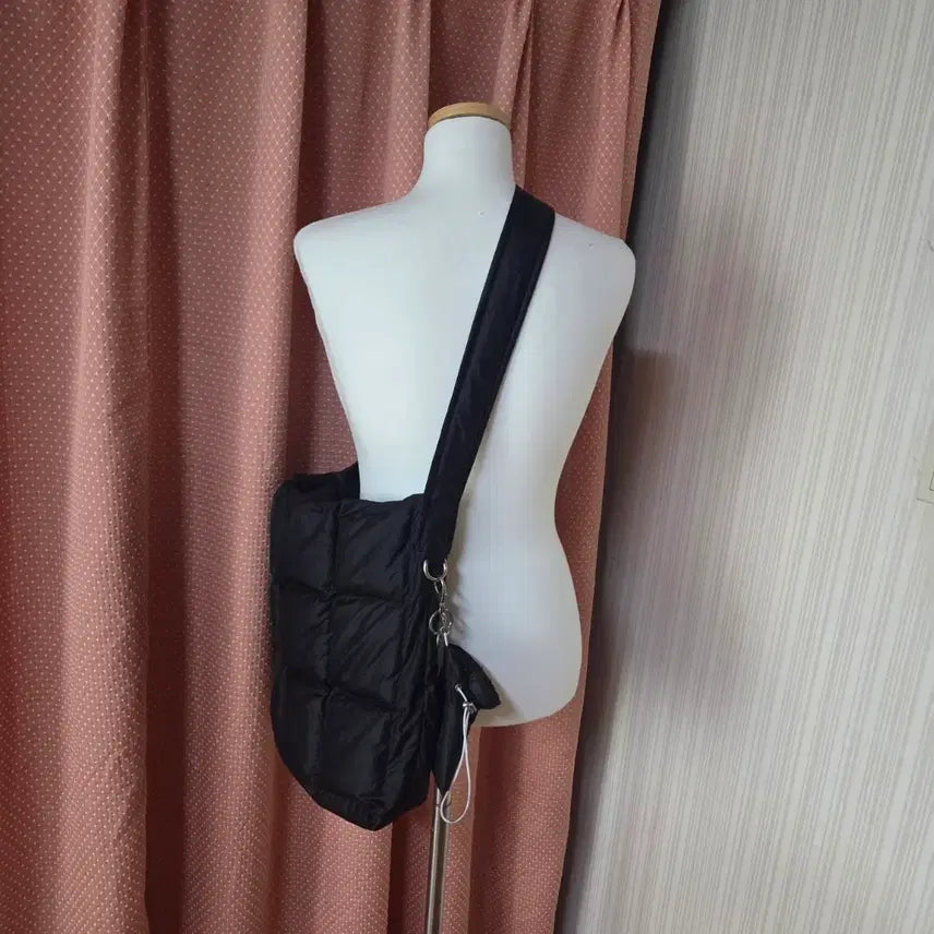 [BUNJANG] Musinsa EZEE Black Puffer Messenger Crossbody Bag / 무신사 이지지 블랙검정 빅푸퍼패딩 메신저클로스크로스백