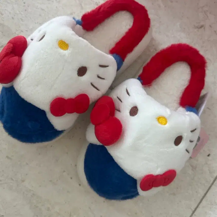 [BUNJANG] Hello Kitty Fluffy Slippers (230-235) - Indoor Use / 헬로키티 털 슬리퍼 실내화 230-235
