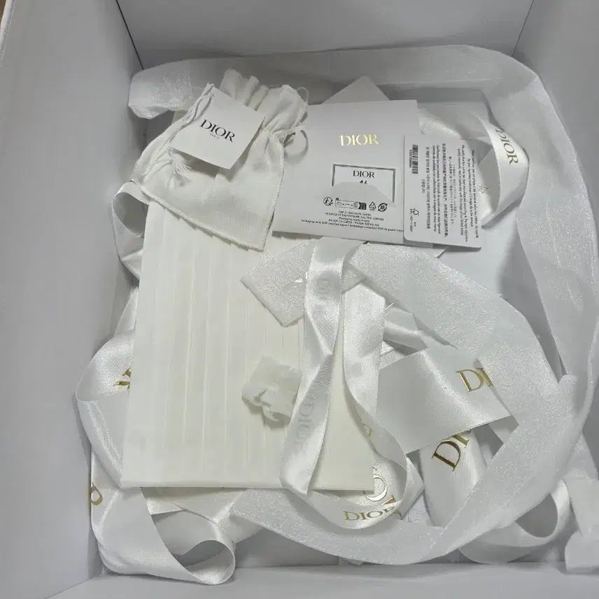 [BUNJANG] DIOR White Gift Box / DIOR 디올 화이트 선물 상자(의류)